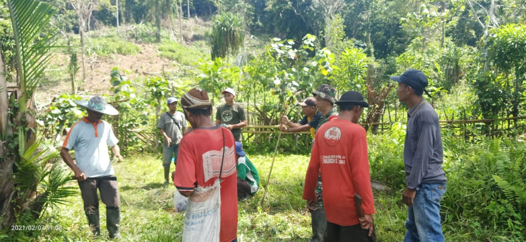 acara gotong royong bersama warga desa Batu-batu