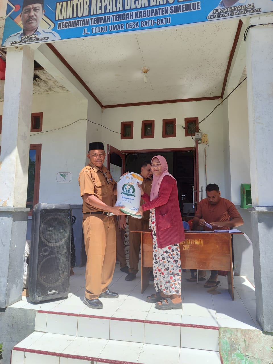 pembagian bantuan beras 